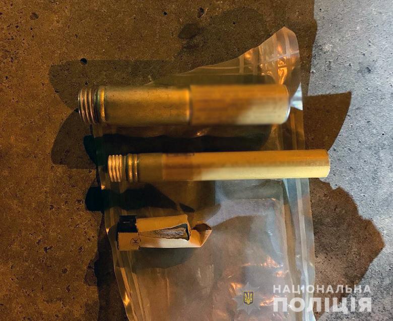 Попросили надеть маску: в Киеве мужчина угрожал гранатой охраннику в магазине (фото)