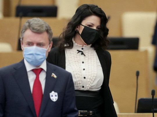 В России депутаты Госдумы засветились с отпугивателями коронавируса: в сети смеются