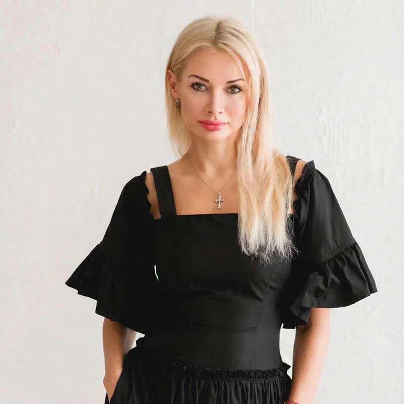 Эффектная блондинка: кто такая Ирина Аллахвердиева, о которой говорили Арахамия и Корниенко