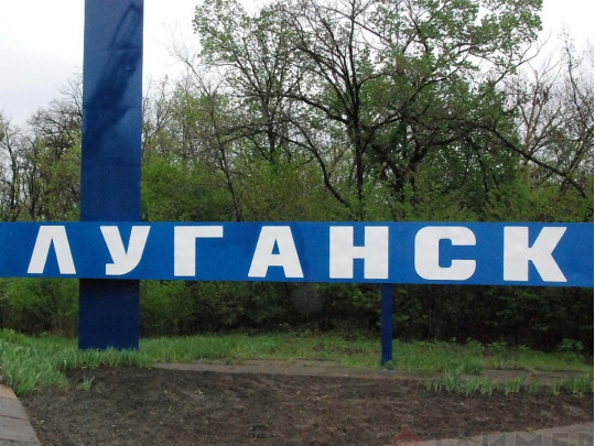 Жить сейчас в Луганске — это как обедать в туалете. В принципе, можно, но что-то не то, — переселенец