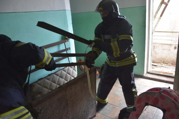 В многоэтажке на Таирова оторвалась бетонная плита на балконе эвакуационного выхода. Фото