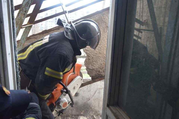 В многоэтажке на Таирова оторвалась бетонная плита на балконе эвакуационного выхода. Фото