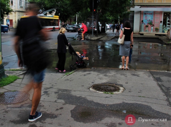 В Одессе готовы заплатить 300 тысяч за проект ремонта 700 квадратных метров тротуара в центре. Фото