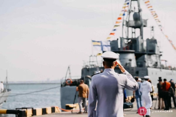 Полный порт «смертельной красоты», Зеленский и самолёты: как на Одесском морвокзале день ВМС отмечали