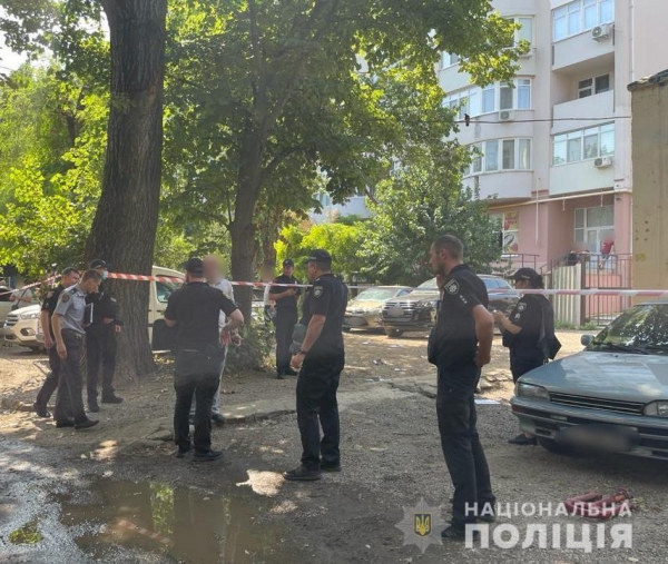 Во дворе многоэтажки в Одессе неизвестный выстрелил в мужчину, введена операция «Сирена». Фото, обновлено