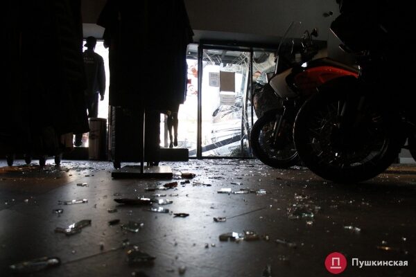 В Одессе автобус попал в ДТП: вылетел на встречку, снес дерево и врезался в мотосалон. Фото, обновлено В Одессе автобус попал в ДТП: вылетел на встречку, снес дерево и врезался в мотосалон. Фото, обновлено