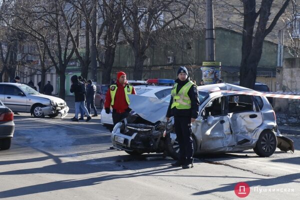 В Одессе автобус попал в ДТП: вылетел на встречку, снес дерево и врезался в мотосалон. Фото, обновлено В Одессе автобус попал в ДТП: вылетел на встречку, снес дерево и врезался в мотосалон. Фото, обновлено