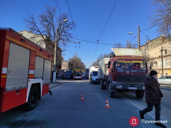 В Одессе автобус попал в ДТП: вылетел на встречку, снес дерево и врезался в мотосалон. Фото, обновлено В Одессе автобус попал в ДТП: вылетел на встречку, снес дерево и врезался в мотосалон. Фото, обновлено