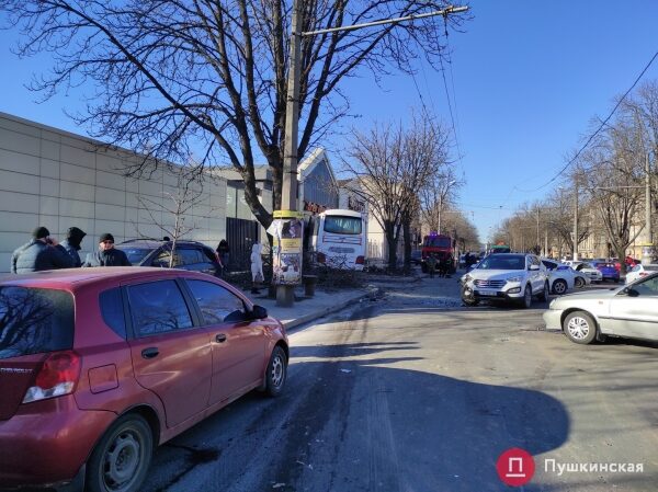 В Одессе автобус попал в ДТП: вылетел на встречку, снес дерево и врезался в мотосалон. Фото, обновлено В Одессе автобус попал в ДТП: вылетел на встречку, снес дерево и врезался в мотосалон. Фото, обновлено