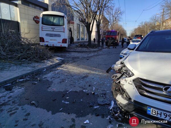 В Одессе автобус попал в ДТП: вылетел на встречку, снес дерево и врезался в мотосалон. Фото, обновлено В Одессе автобус попал в ДТП: вылетел на встречку, снес дерево и врезался в мотосалон. Фото, обновлено