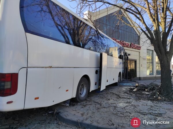 В Одессе автобус попал в ДТП: вылетел на встречку, снес дерево и врезался в мотосалон. Фото, обновлено В Одессе автобус попал в ДТП: вылетел на встречку, снес дерево и врезался в мотосалон. Фото, обновлено