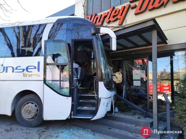 В Одессе автобус попал в ДТП: вылетел на встречку, снес дерево и врезался в мотосалон. Фото, обновлено В Одессе автобус попал в ДТП: вылетел на встречку, снес дерево и врезался в мотосалон. Фото, обновлено