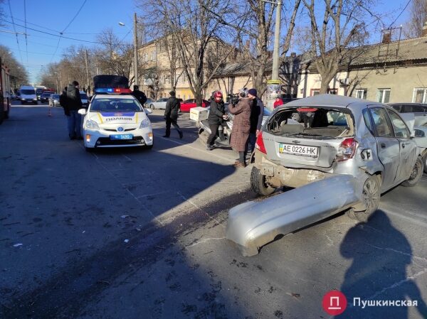 В Одессе автобус попал в ДТП: вылетел на встречку, снес дерево и врезался в мотосалон. Фото, обновлено В Одессе автобус попал в ДТП: вылетел на встречку, снес дерево и врезался в мотосалон. Фото, обновлено