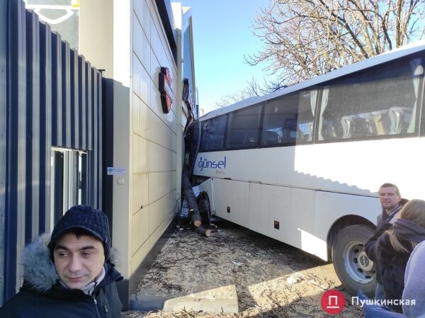 В Одессе автобус попал в ДТП: вылетел на встречку, снес дерево и врезался в мотосалон. Фото, обновлено В Одессе автобус попал в ДТП: вылетел на встречку, снес дерево и врезался в мотосалон. Фото, обновлено