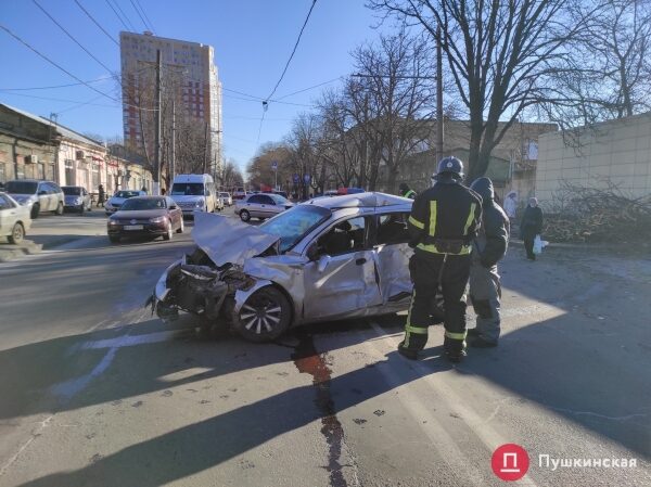 В Одессе автобус попал в ДТП: вылетел на встречку, снес дерево и врезался в мотосалон. Фото, обновлено В Одессе автобус попал в ДТП: вылетел на встречку, снес дерево и врезался в мотосалон. Фото, обновлено