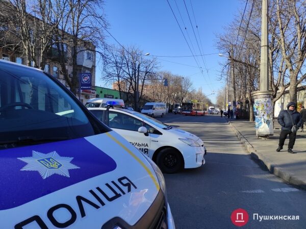 В Одессе автобус попал в ДТП: вылетел на встречку, снес дерево и врезался в мотосалон. Фото, обновлено В Одессе автобус попал в ДТП: вылетел на встречку, снес дерево и врезался в мотосалон. Фото, обновлено