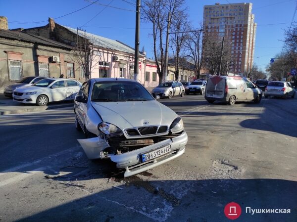 В Одессе автобус попал в ДТП: вылетел на встречку, снес дерево и врезался в мотосалон. Фото, обновлено В Одессе автобус попал в ДТП: вылетел на встречку, снес дерево и врезался в мотосалон. Фото, обновлено