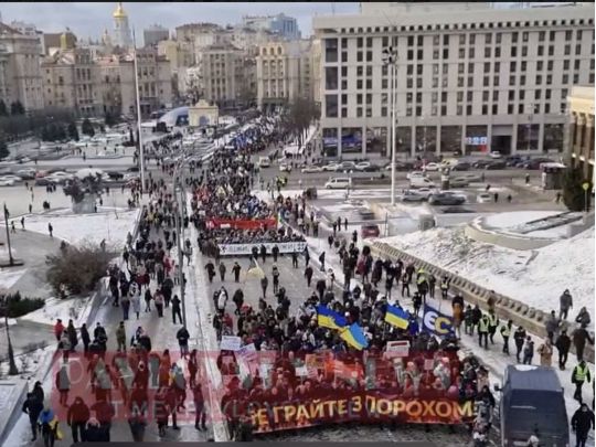 Прийшли у гості до Зеленського: прихильники Порошенка провели мітинг біля Офісу президента (відео)