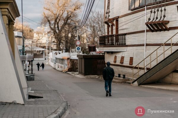 Февральский вечер на побережье Одессы: весной пока не пахнет, но гулять &mdash; хорошо. Фоторепортаж