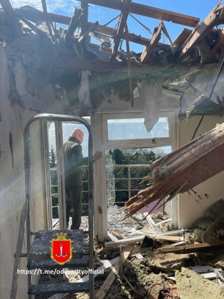 Окупанти обстріляли Одесу із корабельної артилерії: постраждали кілька будинків. Фото, відео