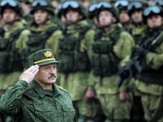 путін хоче спалити білоруську армію: опозиціонер висловився про перспективи виступу військових Білорусі проти України