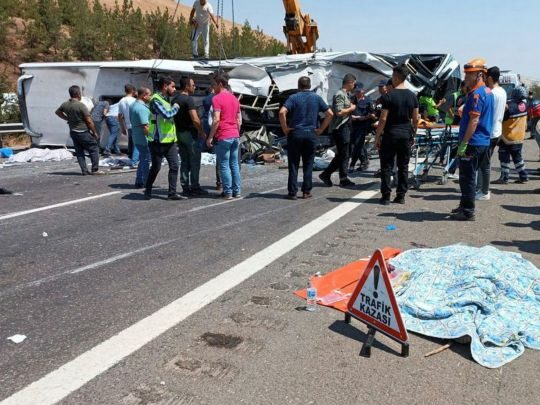 М'ясорубка на&nbsp;півдні Туреччини: у&nbsp;моторошній автокатастрофі за&nbsp;участю пасажирського автобуса та&nbsp;швидкої допомоги загинули 16 людей