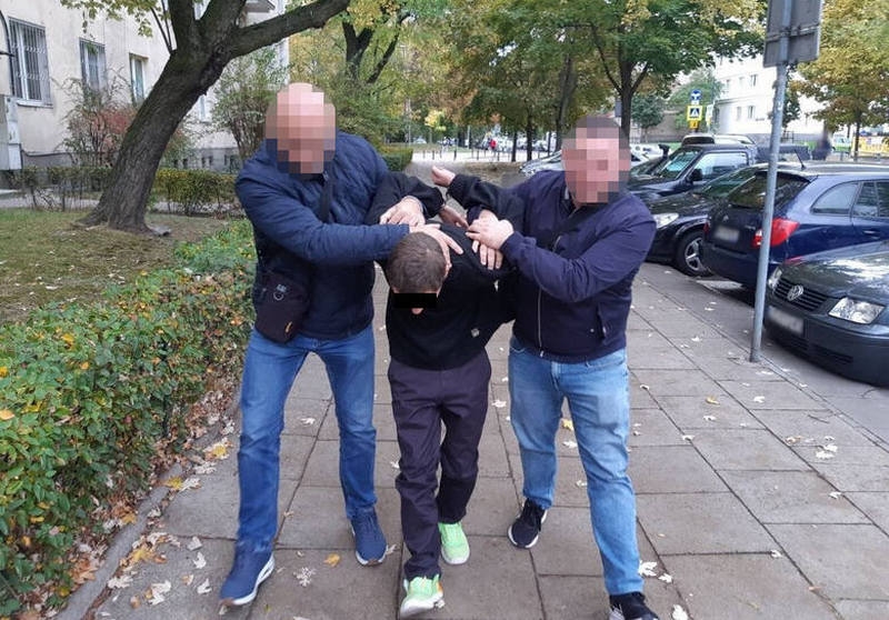 Прикидався манекеном: у Варшаві в торговому центрі спіймали винахідливого злодія