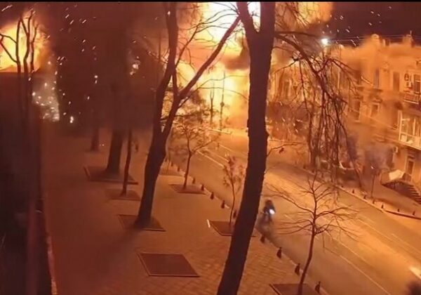 В сети появилось видео взрыва российской ракеты возле Одесского художественного музея (видео) В сети появилось видео взрыва российской ракеты возле Одесского художественного музея (видео)