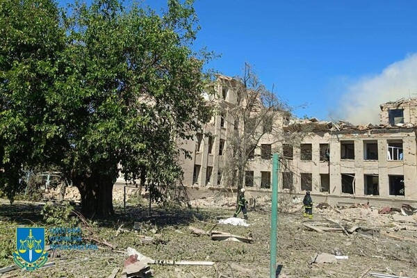 РФ атаковала баллистикой учебное заведение в Одесской области: под завалами могут быть люди (обновлено)