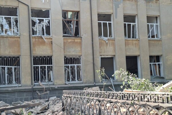 РФ атаковала баллистикой учебное заведение в Одесской области: под завалами могут быть люди (обновлено)