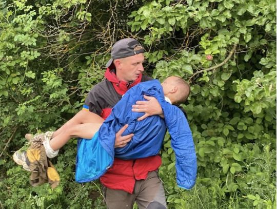 Через три дні рятувальники знайшли п'ятирічну дитину-аутиста, яка зникла в лісі на Івано-Франківщині (фото, відео)