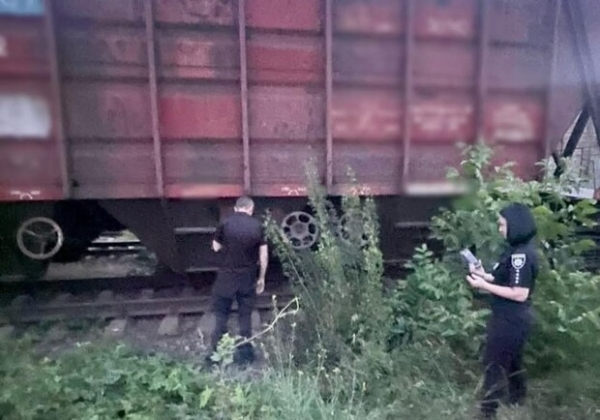 Залезла на крышу поезда: в Одесском районе травмировалась 13-летняя девочка
