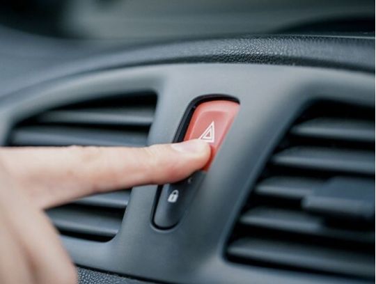 Штраф можуть виписати, але права не відберуть: у МВС прокоментували чутки про покарання водіїв за «підморгування» аварійкою