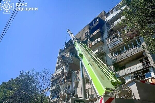 Ночной дроновый удар по многоэтажке: под завалами обнаружили погибшего