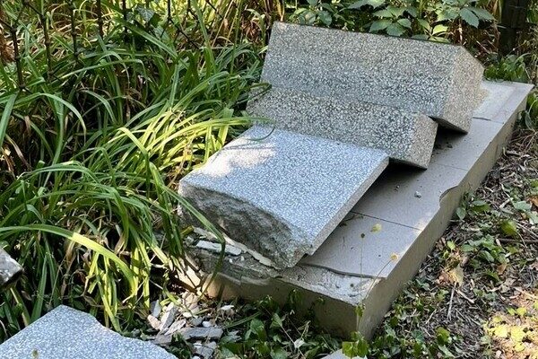 В Одессе на одном из кладбищ повредили памятники