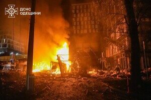 Уничтоженные автомобили, гибель охранника и пожары: последствия ночного обстрела Одессы (обновлено)