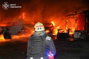 Уничтоженные автомобили, гибель охранника и пожары: последствия ночного обстрела Одессы (обновлено)