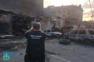 Уничтоженные автомобили, гибель охранника и пожары: последствия ночного обстрела Одессы (обновлено)