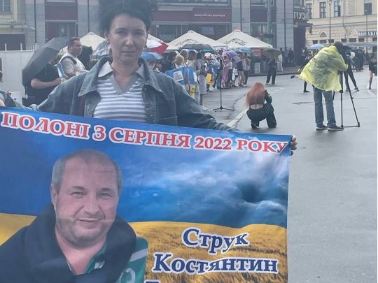 &laquo;Директорка школи промовилася знайомій, що&nbsp;здала окупантам всю нашу сім&rsquo;ю&raquo;: дружина цивільного заручника