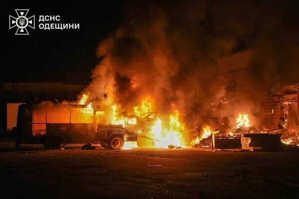 Уничтоженные автомобили, гибель охранника и пожары: последствия ночного обстрела Одессы (обновлено)