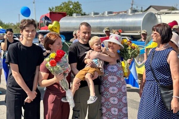 Впервые обнял маленького сына: в Одесскую область вернулся последний из пленных защитников Змеиного Впервые обнял маленького сына: в Одесскую область вернулся последний из пленных защитников Змеиного