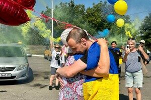 Впервые обнял маленького сына: в Одесскую область вернулся последний из пленных защитников Змеиного Впервые обнял маленького сына: в Одесскую область вернулся последний из пленных защитников Змеиного