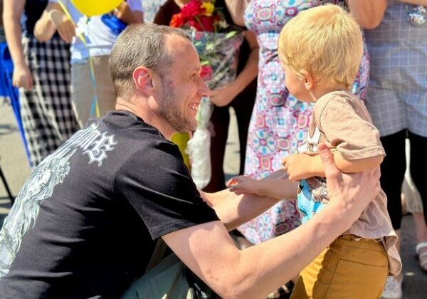 Впервые обнял маленького сына: в Одесскую область вернулся последний из пленных защитников Змеиного Впервые обнял маленького сына: в Одесскую область вернулся последний из пленных защитников Змеиного