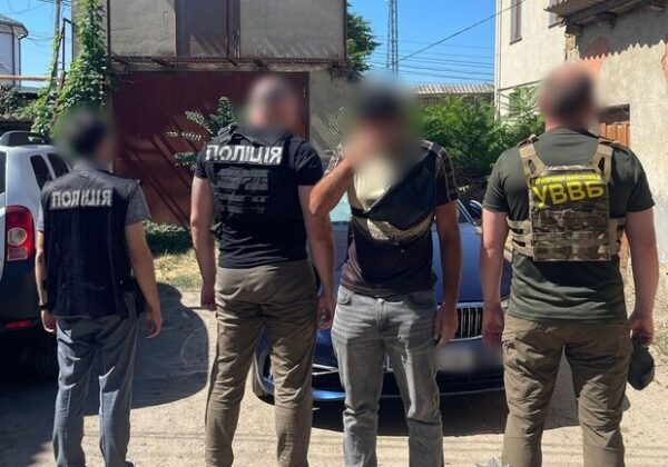 В Одессе задержали мужчин, предлагавших 7500 долларов взятки пограничнику за незаконное пересечение границы В Одессе задержали мужчин, предлагавших 7500 долларов взятки пограничнику за незаконное пересечение границы