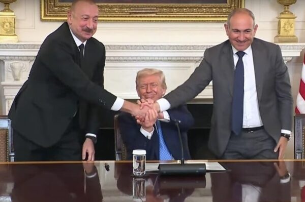 Азербайджан&nbsp;и Армения&nbsp;подписали мирное соглашение в США