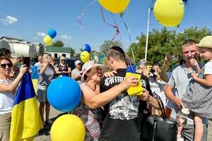Впервые обнял маленького сына: в Одесскую область вернулся последний из пленных защитников Змеиного Впервые обнял маленького сына: в Одесскую область вернулся последний из пленных защитников Змеиного