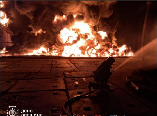 Дрони ворога вночі атакували Охтирку та&nbsp;Ізмаїл: у&nbsp;містах сильні пожежі, є&nbsp;поранені (фото)