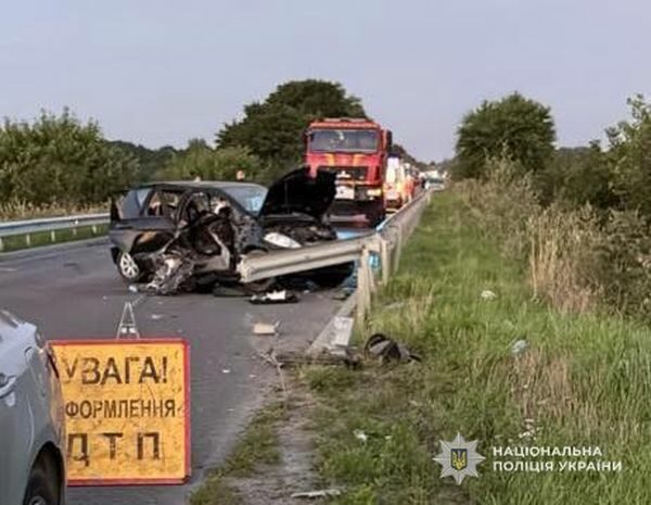 На&nbsp;Львівщині компанія молоді розбилася на&nbsp;автомобілі з&nbsp;підлітком за&nbsp;кермом: є&nbsp;жертви (фото)