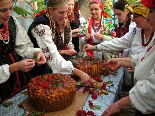 Свічки-&laquo;трійці&raquo;, щедрий стіл і&nbsp;ходіння по&nbsp;калину: що&nbsp;українці робили на&nbsp;Першу Пречисту, 15 серпня, щоб забезпечити здоров&rsquo;я і&nbsp;благополуччя родини