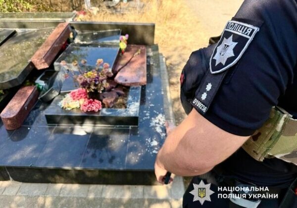 В Одессе мужчина повредил почти три десятка памятников на кладбище: его разоблачили полицейские В Одессе мужчина повредил почти три десятка памятников на кладбище: его разоблачили полицейские